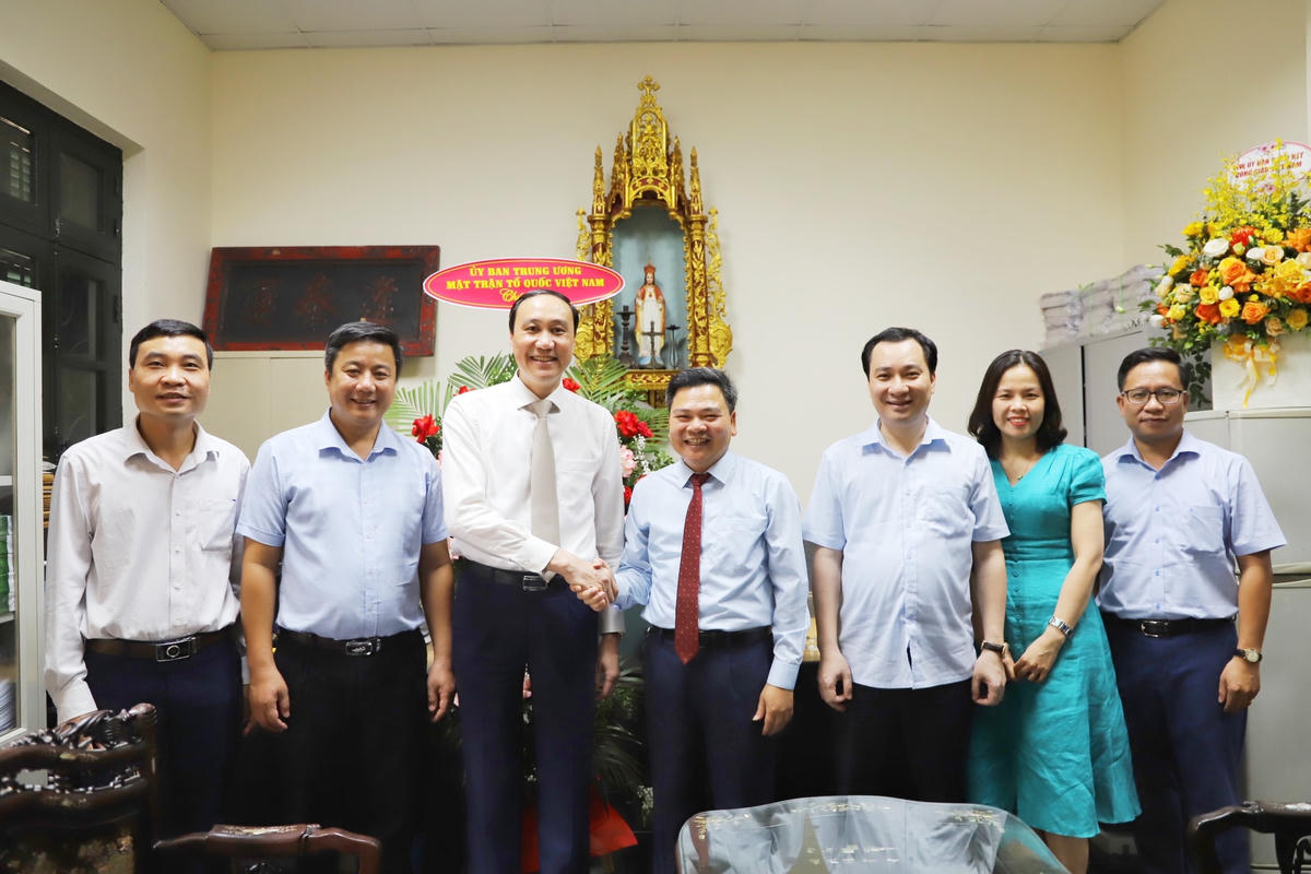 Phó Chủ tịch Phùng Khánh Tài thăm, chúc mừng Báo Người Công giáo Việt Nam.