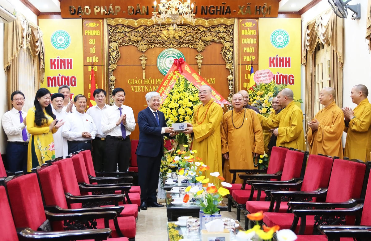 Chủ tịch UBTƯ MTTQ Việt Nam Đỗ Văn Chiến tặng hoa chúc mừng Văn phòng I, Trung ương GHPG Việt Nam.  
