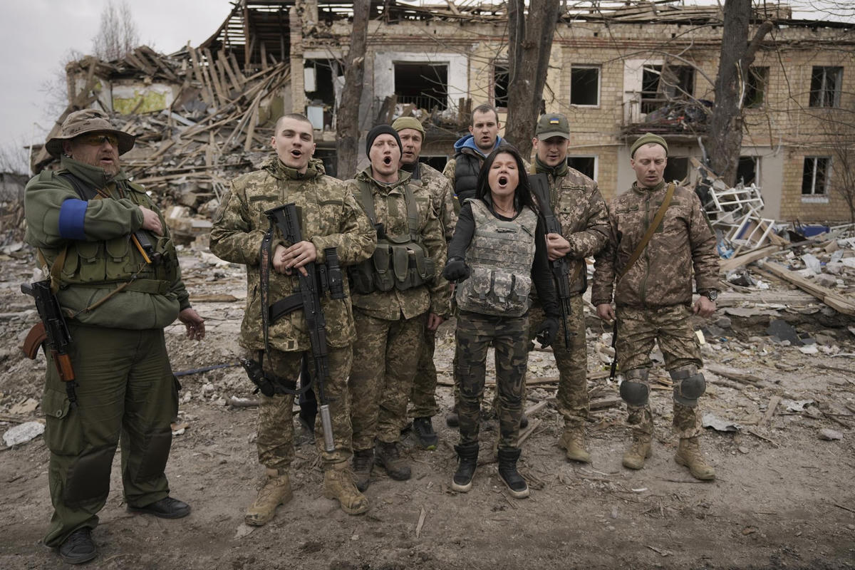 Quân nhân Ukraine hát vang giữa các tòa nhà bị phá hủy ở Borodyanka, Ukraine ngày 5/4. Ảnh: AP.