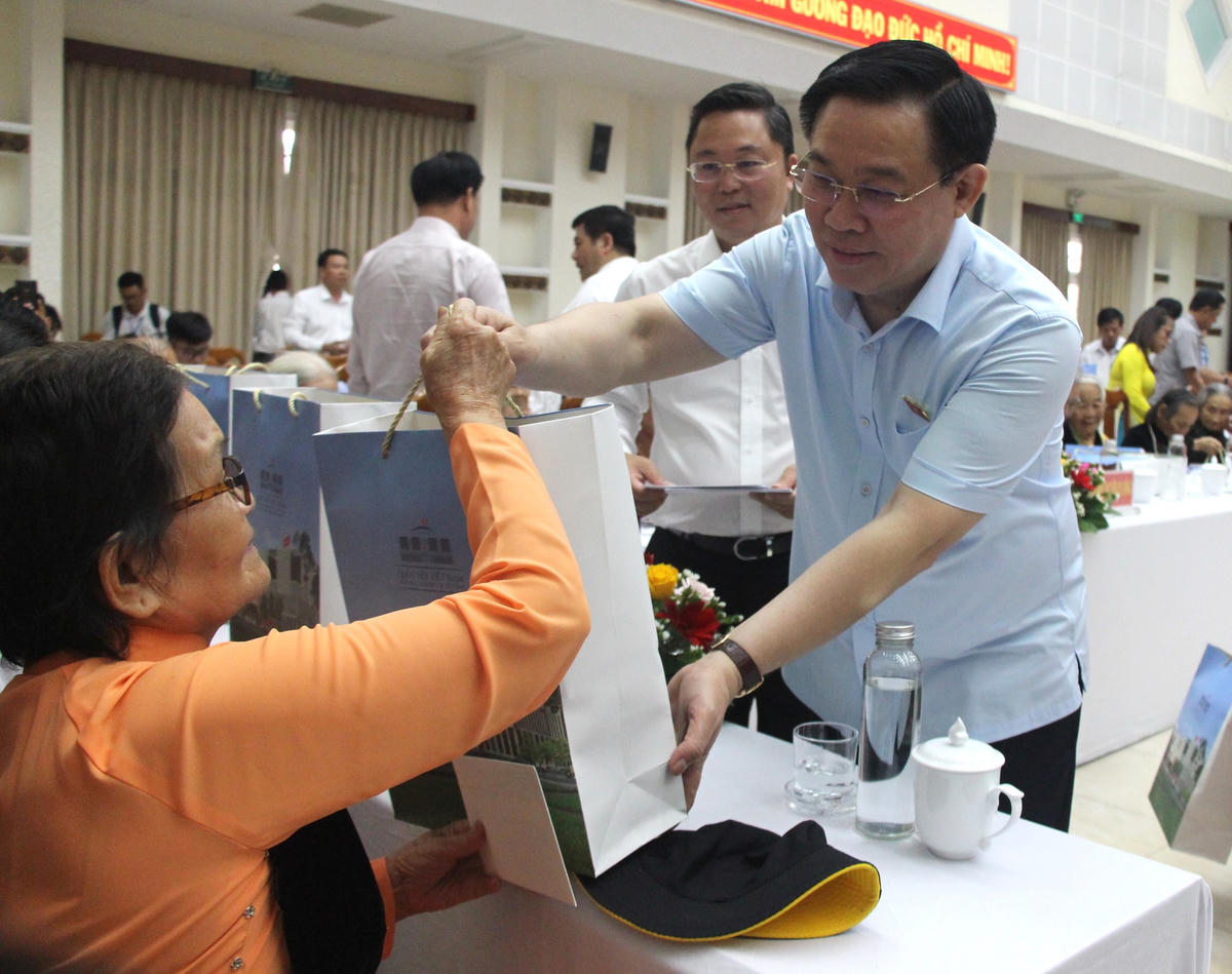 Chủ tịch Quốc hội Vương Đình Huệ tặng quà cho người có công với cách mạng ở Quảng Nam.