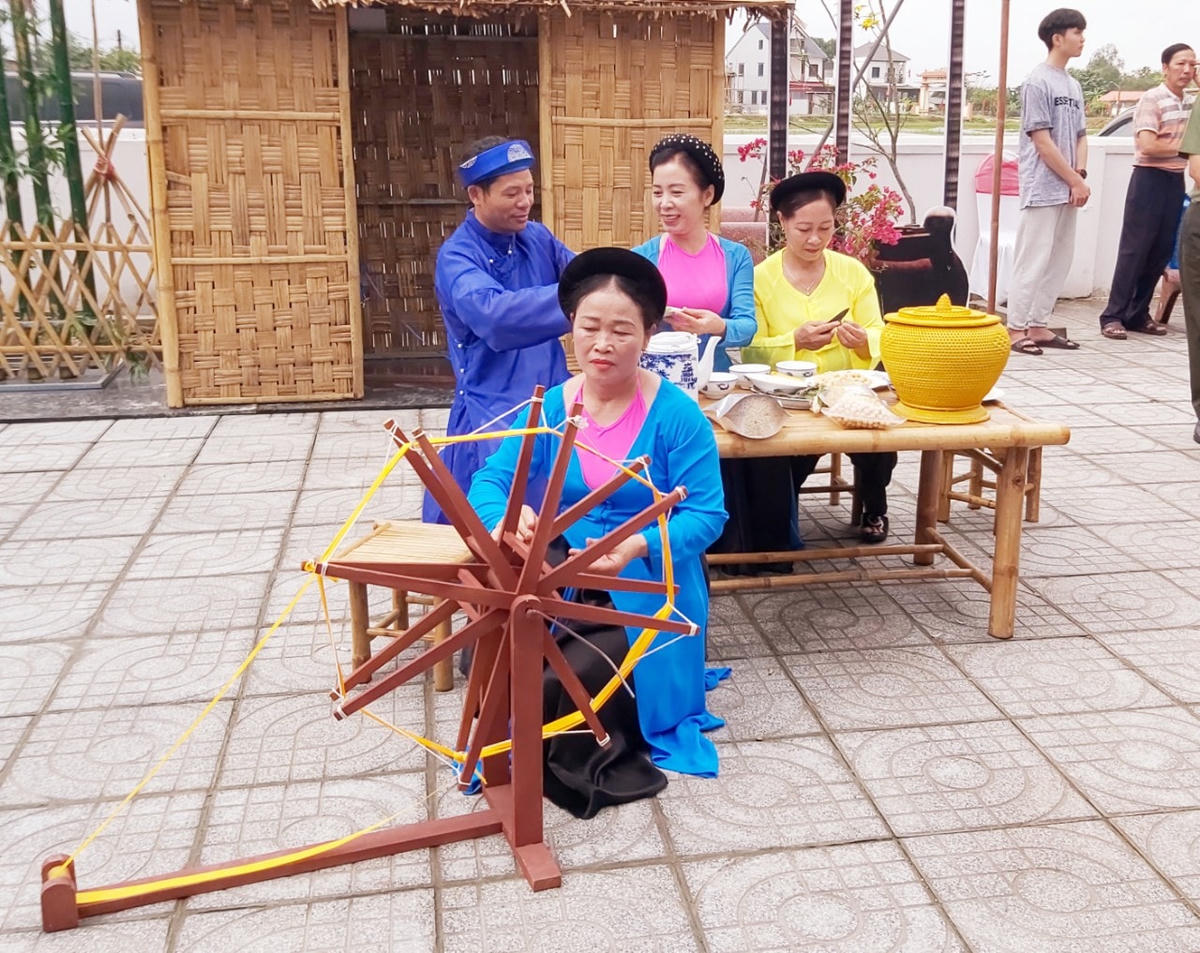 Người dân Làng Phan biểu diễn dân ca, ví dặm tái hiện cuộc sống dân giã của người dân xứ Nghệ tại Ngày hội Đại đoàn kết toàn dân tộc.