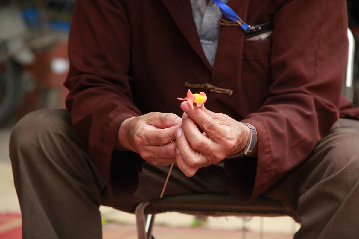 Những nguyên liệu để nặn tò he rất gần gũi với người nông dân như bột gạo, phẩm mầu, que tre. 