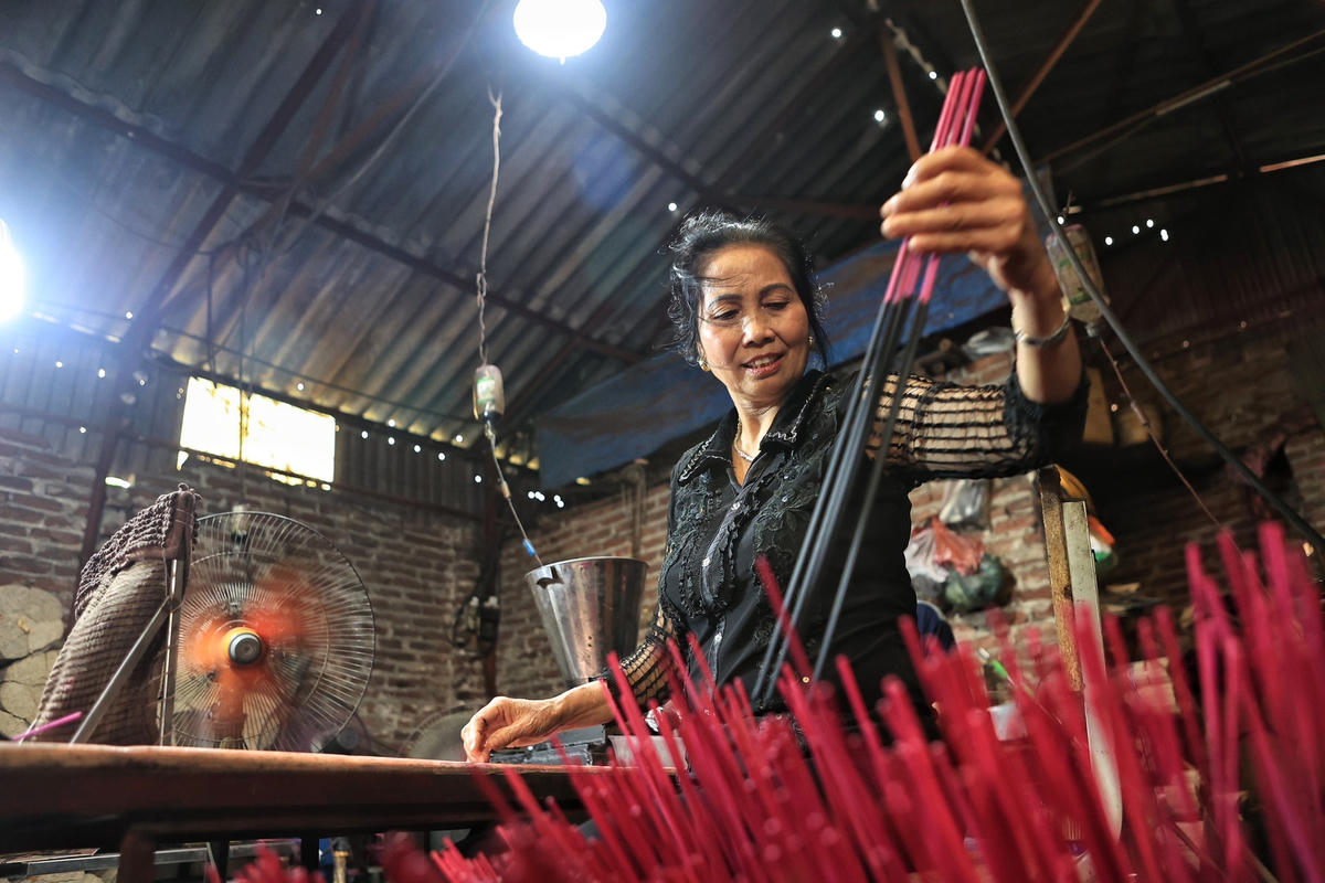 Theo bà Ngô Thị Bẩy người dân làng Chóa cho biết, để tạo nên nhưng cây hương đạt chuẩn thì khâu chọn nguyên liệu là bước vô cùng quan trọng, phải được lựa chọn kỹ càng. Nhựa trám phải được lấy từ Cao Bằng, than hoa không được phép dính tạp chất.