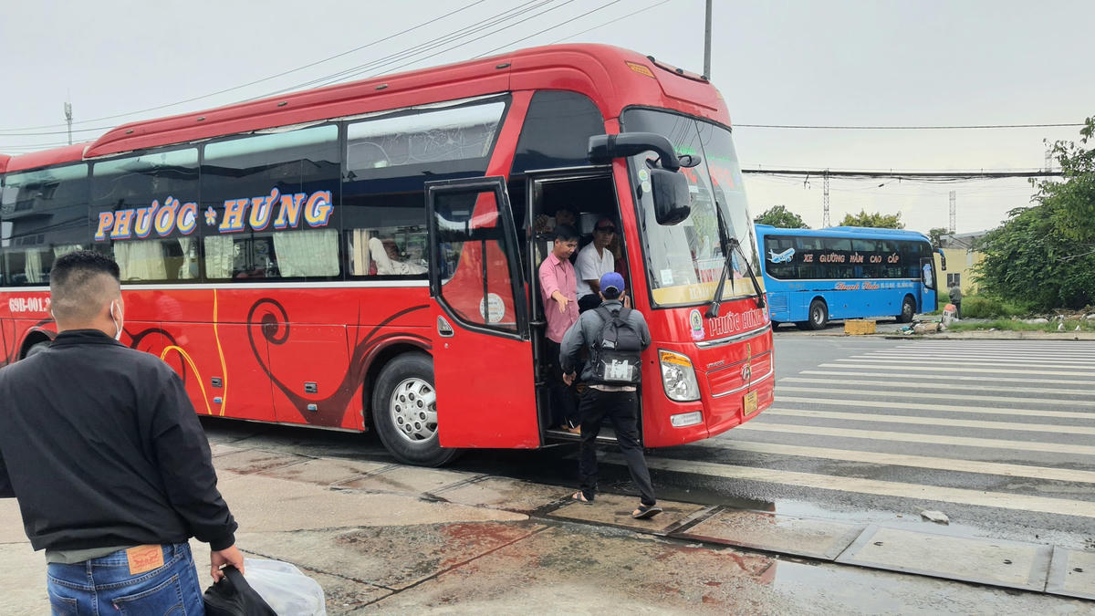 Xe khác Phước Hưng dừng đón khách tại khu vực Vòng xoay Ngã Năm.