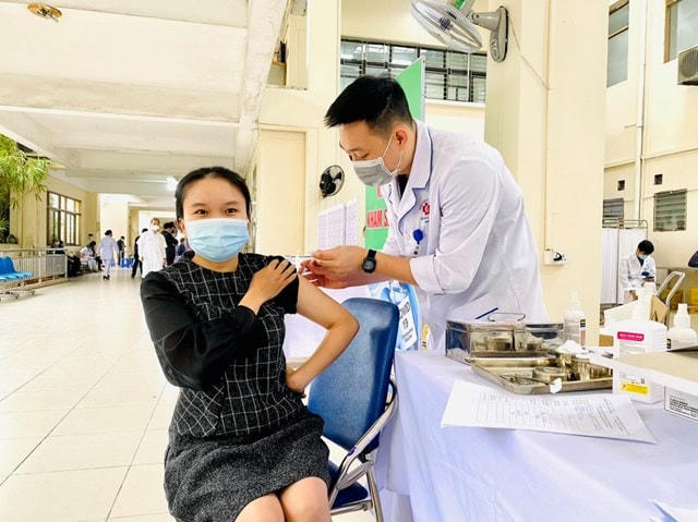 Dự kiến từ ngày 6/6, tỉnh Quảng Ninh sẽ tiêm vaccine Covid-19 mũi 4 (liều nhắc lại) cho toàn bộ người dân từ 18 tuổi trở lên trên địa bàn tỉnh.