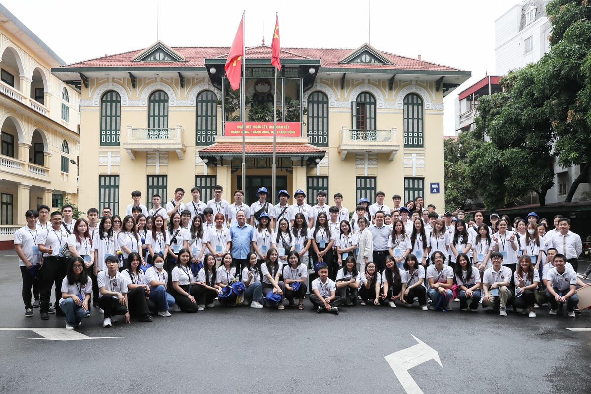 Phó Chủ tịch Hoàng Công Thủy chụp ảnh lưu niệm cùng Đoàn đại biểu kiều bào trẻ tham dự "Trại hè Việt Nam 2023". Ảnh: Quang Vinh.