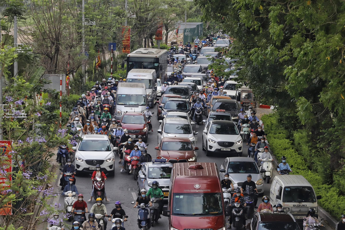 Tại tuyến đường Láng, ô tô, xe máy "ken đặc" .