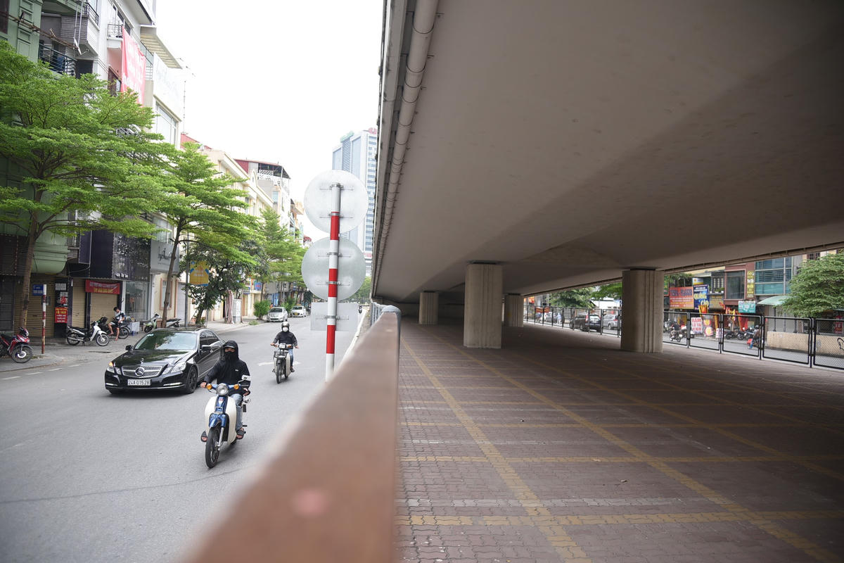 Trong dự thảo Luật Đường bộ, Bộ GTVT đề xuất bổ sung quy định về việc sử dụng tạm thời gầm cầu cạn để trông, giữ phương tiện nhằm giải quyết nhu cầu giao thông tĩnh của các đô thị lớn, nâng cao hiệu quả của việc khai thác tài sản kết cấu hạ tầng giao thông đường bộ.