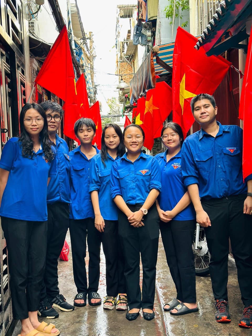 Đoàn viên, thanh niên chụp ảnh kỷ niệm tại "Đường cờ Tổ quốc" rực rỡ cờ đỏ sao vàng trong những ngày kỷ niệm Quốc khánh 2-9.