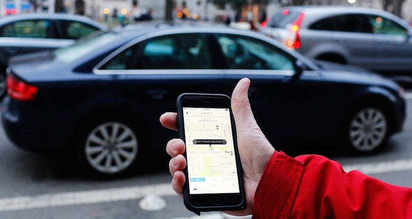 Ứng dụng Uber cho người dùng chọn lựa các tính năng.