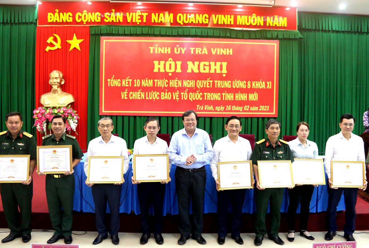 Chủ tịch UBND tỉnh Trà Vinh Lê Văn Hẳn trao Bằng khen cho các cá nhân, tập thể.