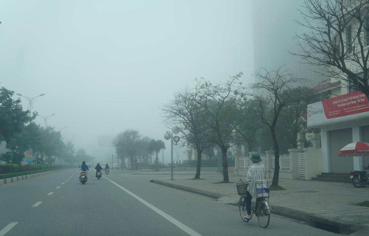 ...đường Hàm Nghi được bao phủ bởi sương mù dày đặc.