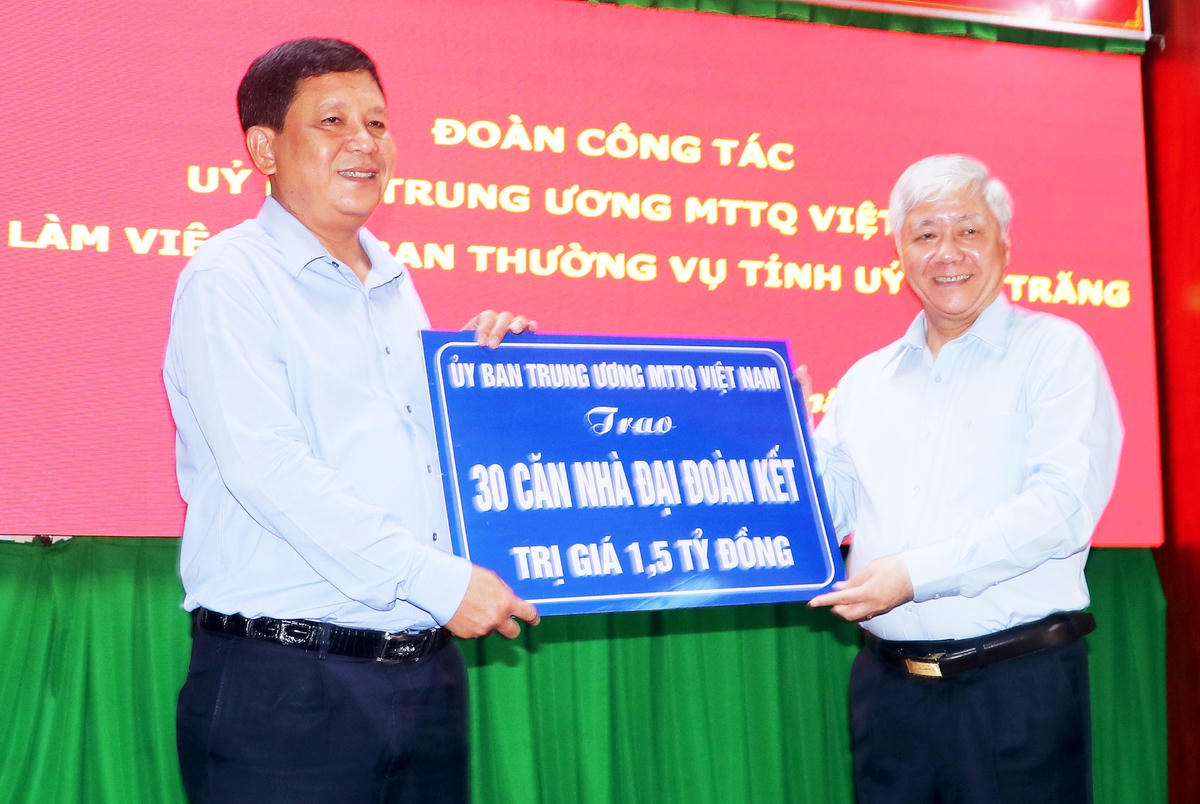 Bí thư Trung ương Đảng, Chủ tịch UBTƯ MTTQ Việt Nam Đỗ Văn Chiến trao bảng tượng trưng 30 căn nhà Đại đoàn kết cho tỉnh Sóc Trăng.