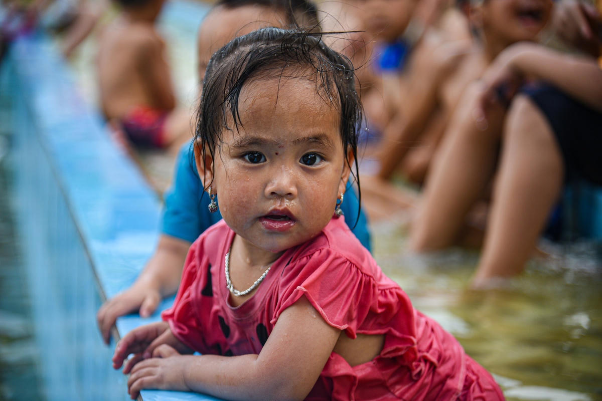 Các em nhỏ thích thú khi được tung tăng bơi lội dưới hồ nước mát.
