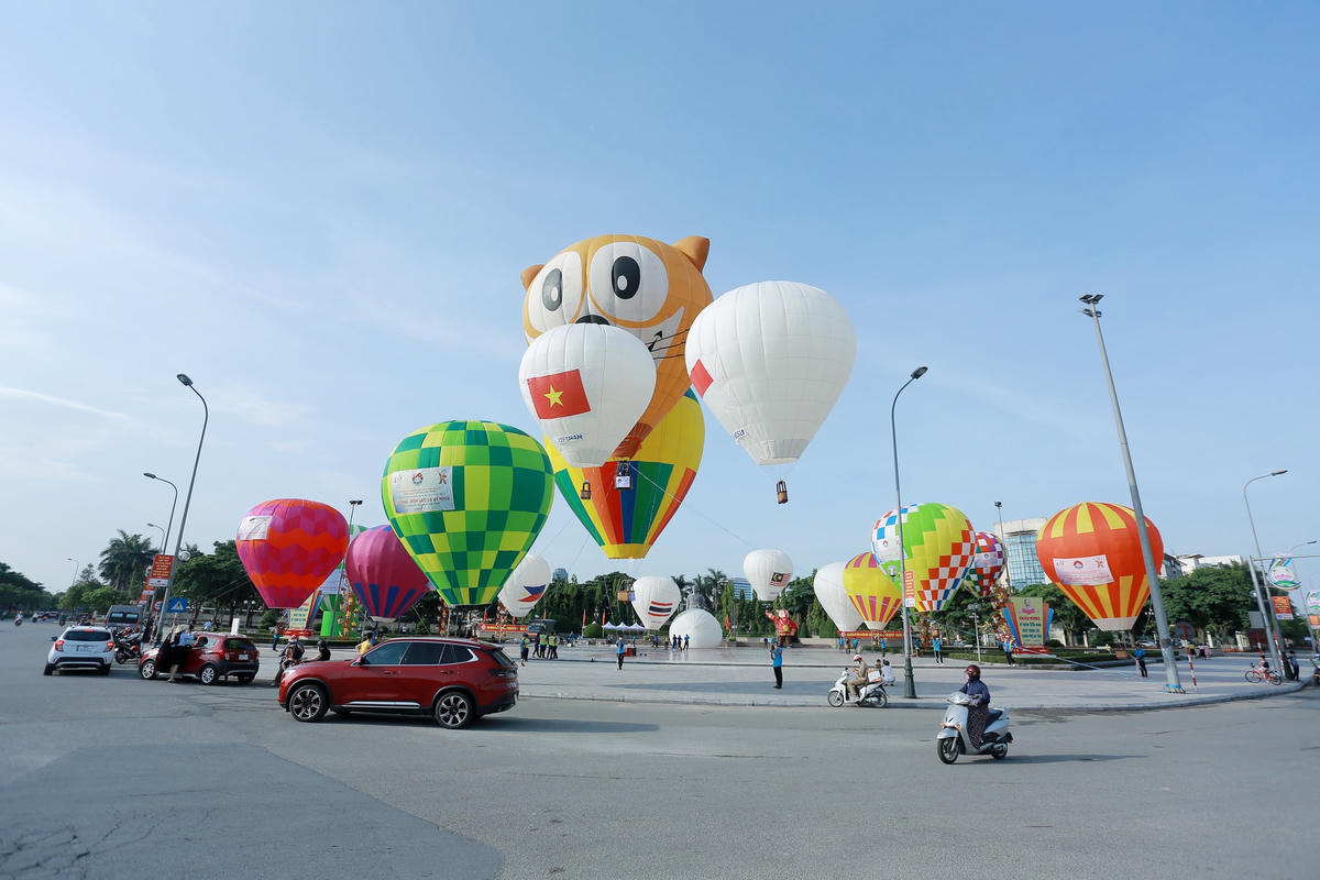 Chương trình bay khinh khí cầu được tổ chức tại công viên Trần Phú (TP Hà Tĩnh).