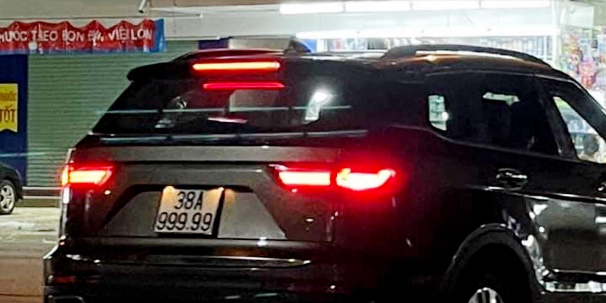 Xe mang BKS ngũ quý 9 được cho là giả đang lưu thông trong TP. Hà Tĩnh vào tối 3/8.