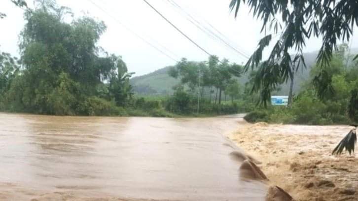 Đường tràn tại xã Xuân Khang bị nhấn chìm trong một màu nước.