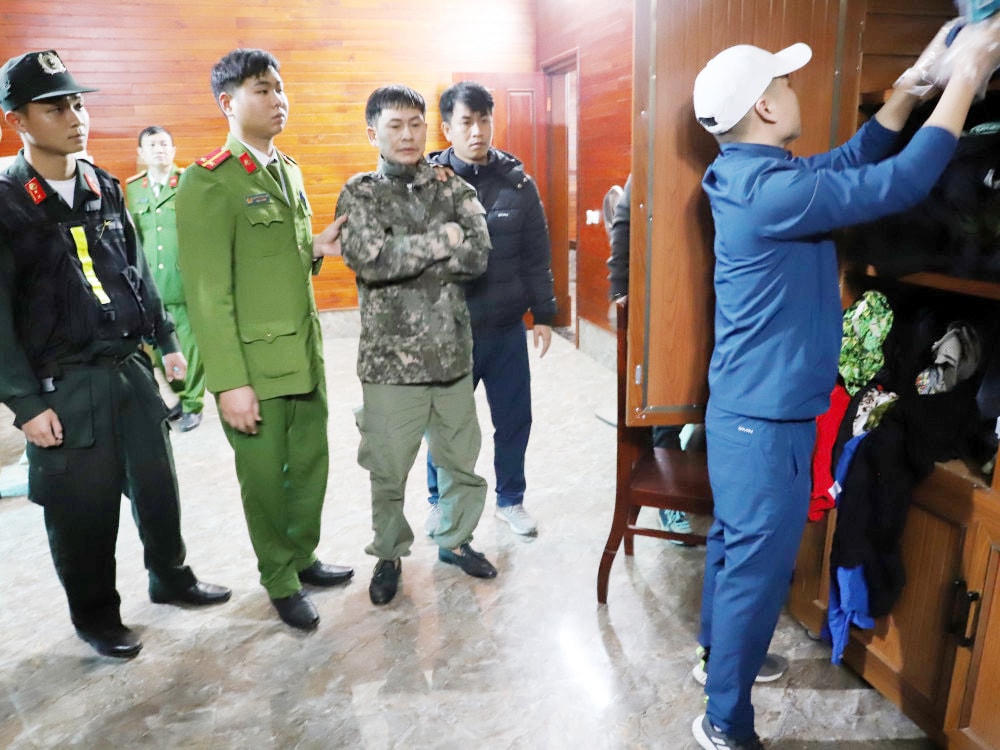 Lực lượng chức năng tiến hành khám xét nhà đối tượng Hoàng Xuân Hoài...