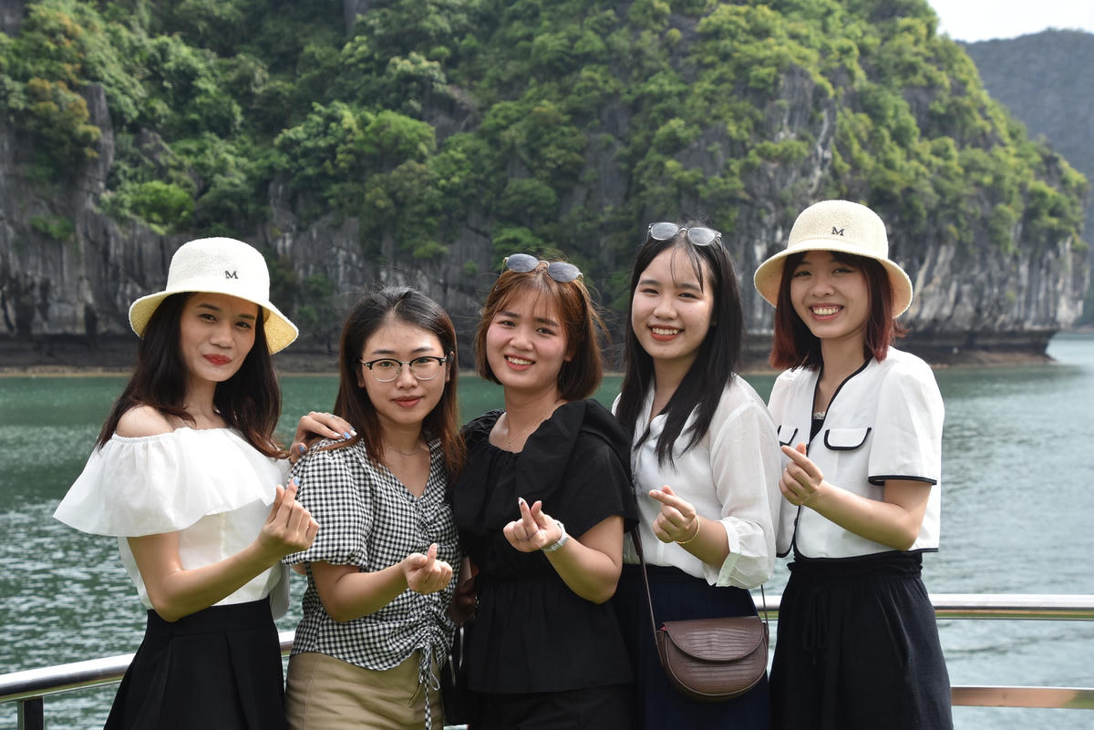 Nhóm bạn trẻ với trải nghiệm du lịch tại Cát Bà - Hải Phòng. Ảnh: H.C.