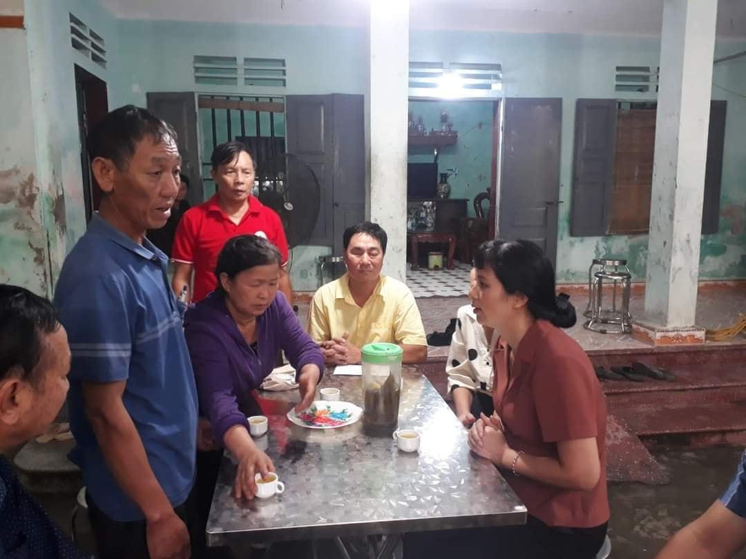 Phó Chủ tịch Thường trực UBND TP Nam Định Nguyễn THị Như (người ngồi) tới thăm hỏi, động viên, trao tiền hỗ trợ của thành phố tới gia đình nạn nhân.  