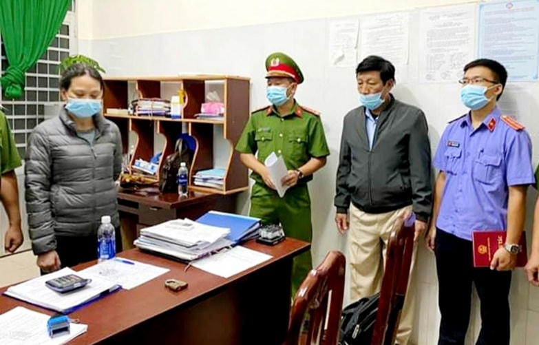 Cơ quan điều tra đọc Lệnh bắt cán bộ ngành Y tế, liên quan đến sai phạm đấu thầu thuốc.