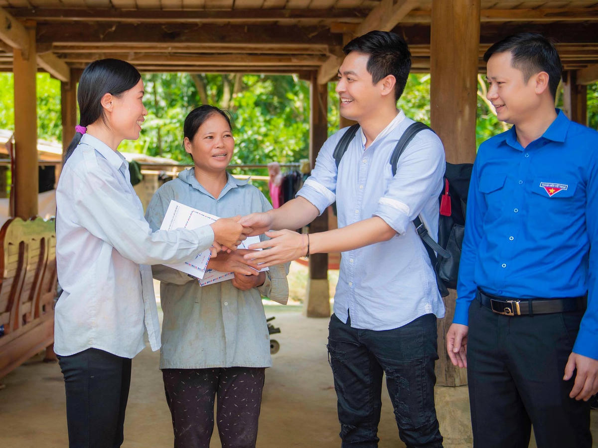 Phan Anh nói bài học kinh nghiệm rút ra từ công tác từ thiện 6 năm trước đấy là luôn kiên định với mục tiêu của mình. Ảnh: FBNV. 