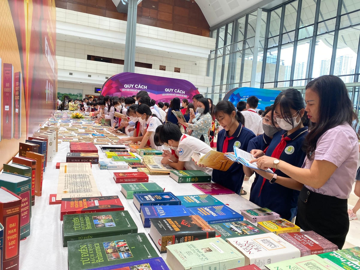 Học sinh và giáo viên tham khảo sách giáo khoa chương trình mới và sách giáo khoa các nước.