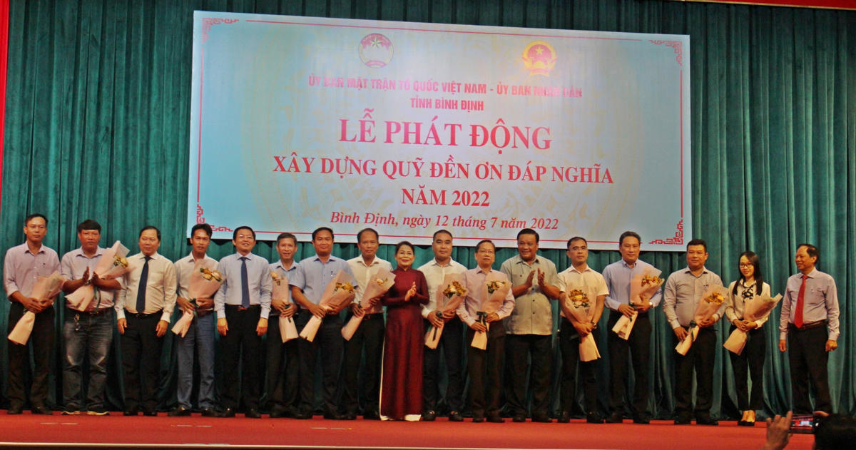 Tặng hoa cho các cơ quan, đơn vị doanh nghiệp ủng hộ cho Qũy Đền ơn đáp nghĩa tại buổi lễ.  