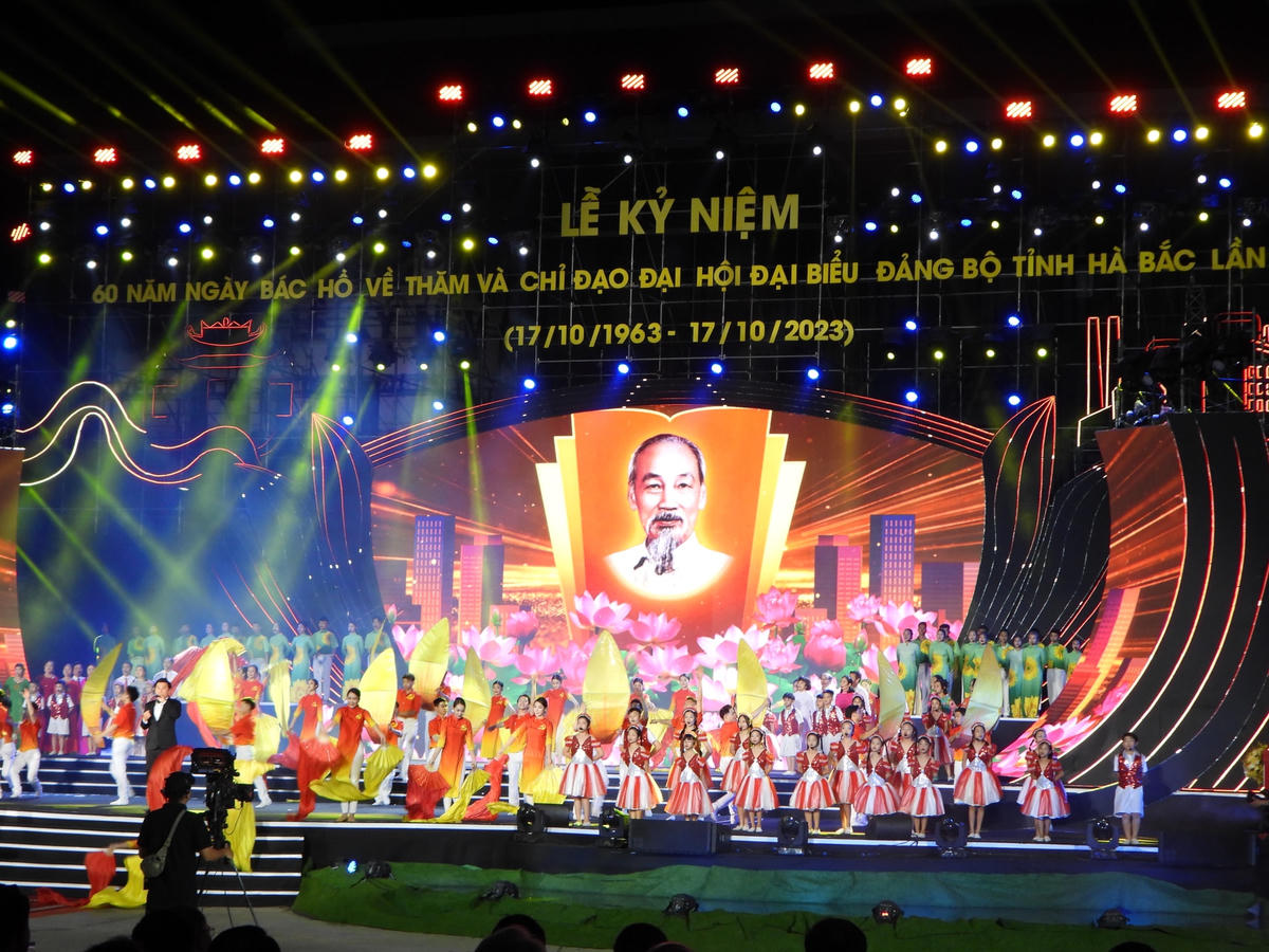 Chương trình nghệ thuật với chủ đề  “Bắc Giang nhớ mãi ơn Người” tại Lễ Kỷ niệm.