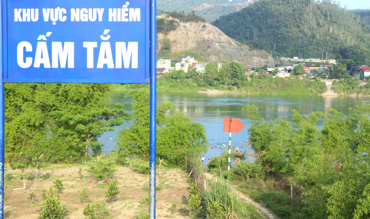 Những khu vực được cảnh báo nguy hiểm, đã từng xảy ra nhiều vụ đuối nước thương tâm, được cơ quan chức năng gắn biển “Khu vực cấm tắm” và lực lượng chức năng thường xuyên nhắc nhở, nhưng người dân vẫn xuống tắm.
