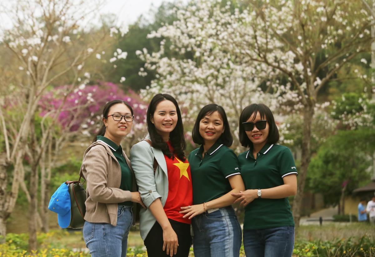 Nhóm du khách từ miền Tây xa xôi lên thăm Tây Bắc và ghi lại những hình ảnh đẹp mắt của hoa ban trắng núi rừng Tây Bắc