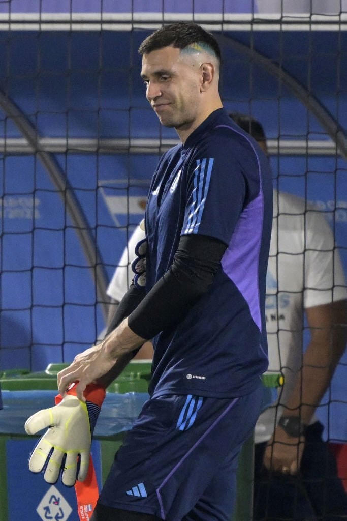 Emiliano Martinez nhuộm tóc theo màu quốc kỳ để thể hiện sự quyết tâm. Ảnh: Getty