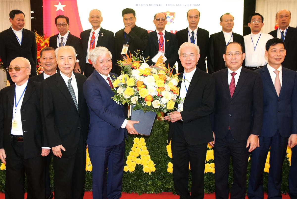Bí thư Trung ương Đảng, Chủ tịch UBTƯ MTTQ Việt Nam Đỗ Văn Chiến tặng hoa chúc mừng Linh mục Trần Xuân Mạnh và các vị Ủy viên Trung ương Ủy ban Đoàn kết Công giáo Việt Nam khóa VIII. Ảnh: Tiến Đạt.