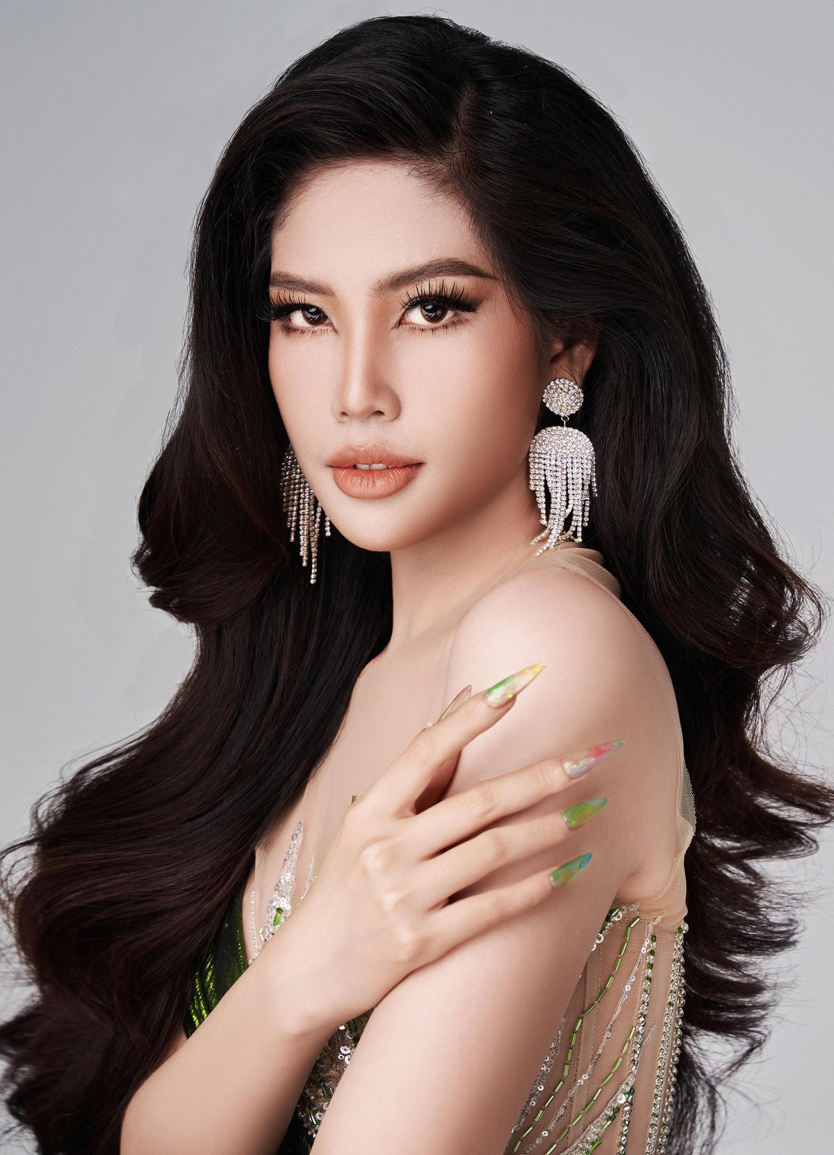Miss Grand Vietnam - Hoa hậu Hòa bình Việt Nam 2023 được khởi động từ tháng 2 đến nay đã đã thu hút những gương mặt tiềm năng với hồ sơ "cực đỉnh". Cuộc thi vẫn còn đang trong thời gian tiếp nhận hồ sơ dự thi, dự kiến vòng sơ khảo sẽ diễn ra vào ngày 2/7 tới đây. Miss Grand Vietnam 2023 trở lại và thu về hàng loạt hồ sơ dự thi của thí sinh gây ấn tượng với nhan sắc quyến rũ cùng thành tích khủng.  