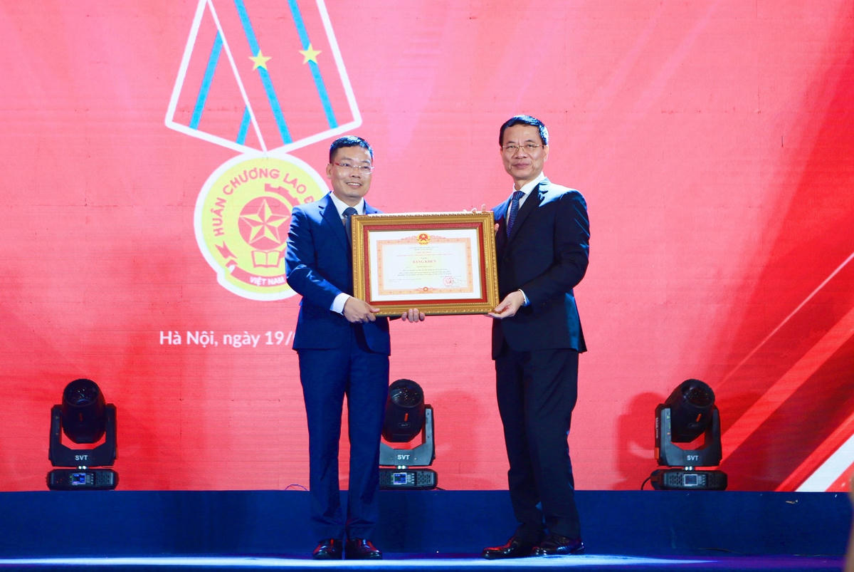 Bộ trưởng Bộ Thông tin và Truyền thông, Phó Trưởng Ban Tuyên giáo Trung ương, Phó Chủ tịch Ủy ban Chuyển đổi số Quốc gia Nguyễn Mạnh Hùng thừa ủy quyền Thủ tướng Chính phủ trao tặng bằng khen của Thủ tướng Chính phủ cho ông Đặng Khắc Lợi, Phó Cục trưởng Cục Báo chí.