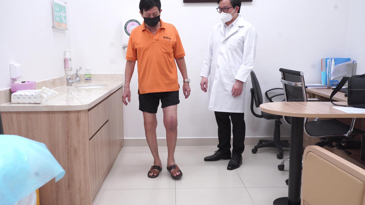 Bệnh nhân có thể đi lại bình thường, không cần hỗ trợ, không đau đớn sau gần 1 tháng phẫu thuật.