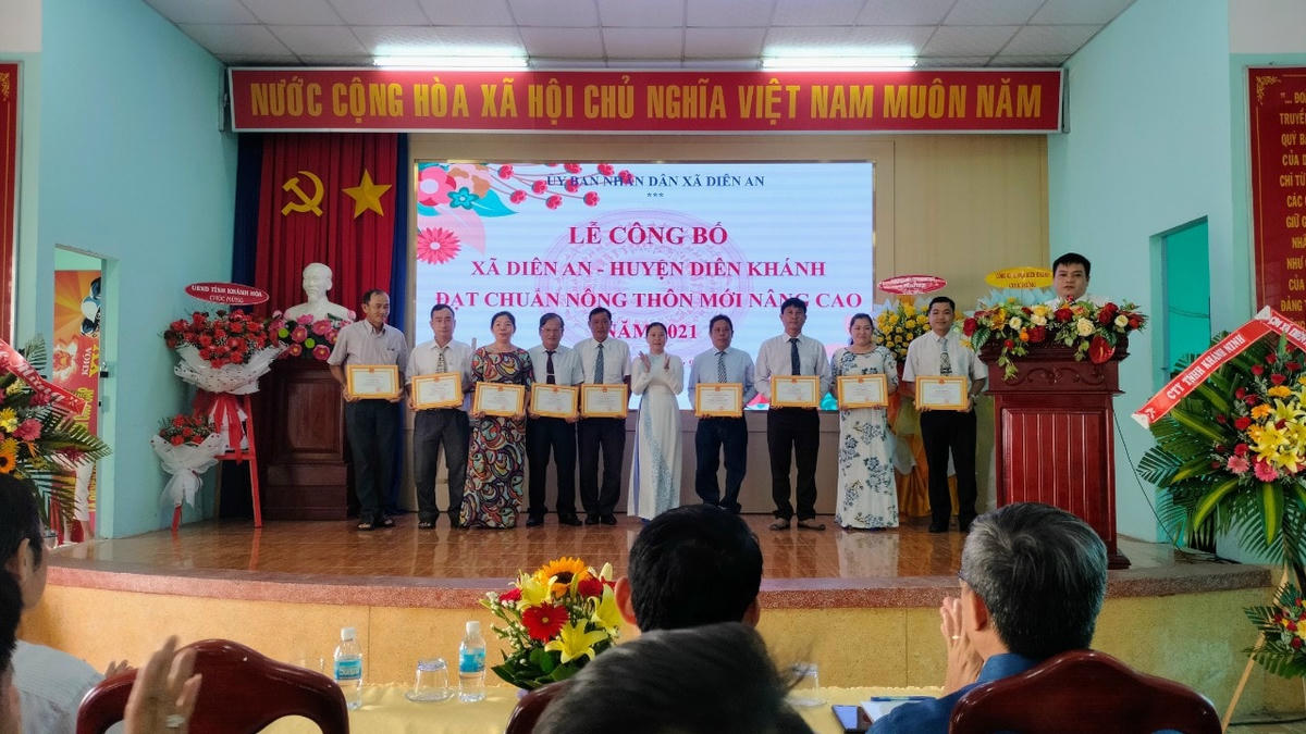 UBND xã Diên An tặng giấy khen cho 3 tập thể và 9 cá nhân đã có thành tích xuất sắc trong việc xây dựng xã đạt chuẩn NTM nâng cao.
