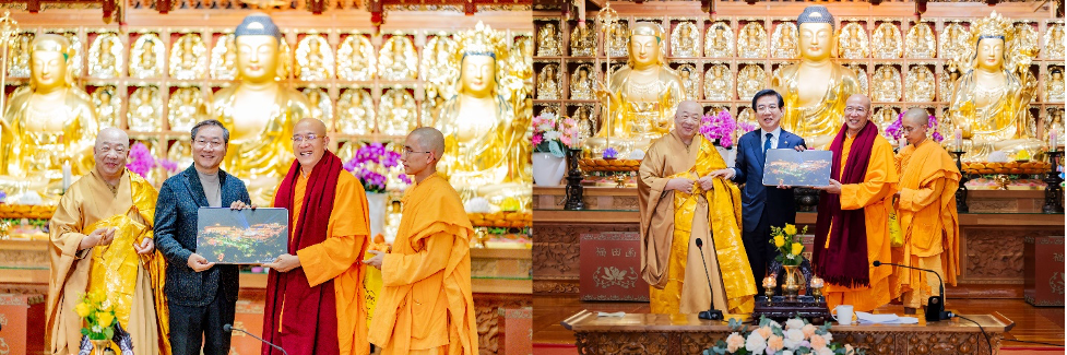 Thầy Thích Trúc Thái Minh tặng quà đến hai vị lãnh đạo thành phố: ông Yoo Jeong-bok (bên trái) và ông Jeong Il-young (bên phải).
