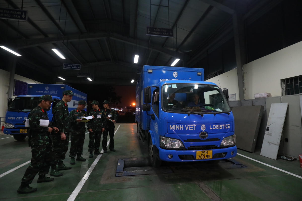 Chiều 18/3, Tổng Cục kỹ thuật (Bộ Quốc phòng) đã tổ chức “Lễ xuất quân bàn giao lực lượng kiểm định viên quân sự tham gia hỗ trợ kiểm định xe cơ giới dân sự theo chỉ đạo của Chính phủ” tại Cục Đăng kiểm Việt Nam.