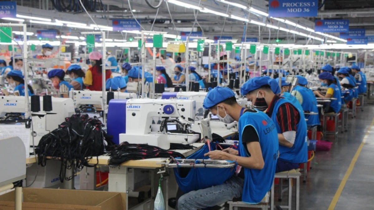 Nhiều doanh nghiệp vẫn nỗ lực đảm bảo việc làm cho người lao động trong bối cảnh kinh tế khó khăn. Ảnh: Quang Vinh.