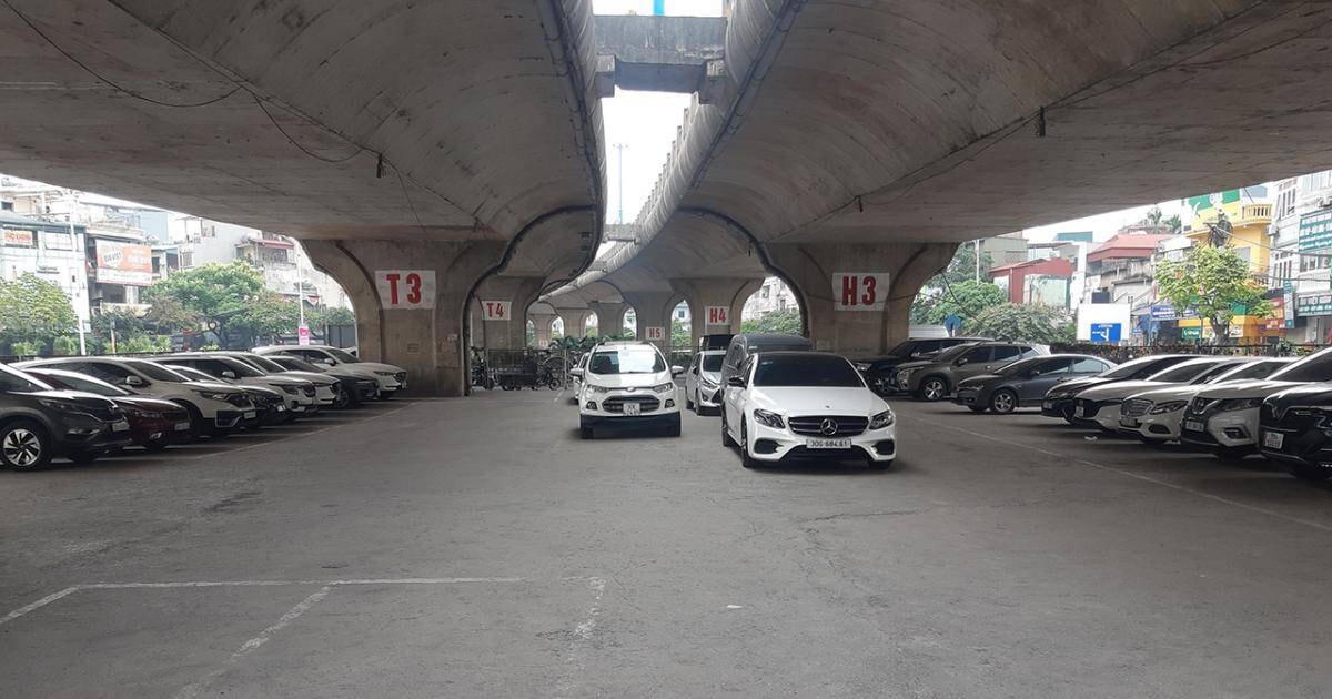 Trông giữ xe tại các gầm cầu ở các đô thị là vấn đề đáng lưu ý.