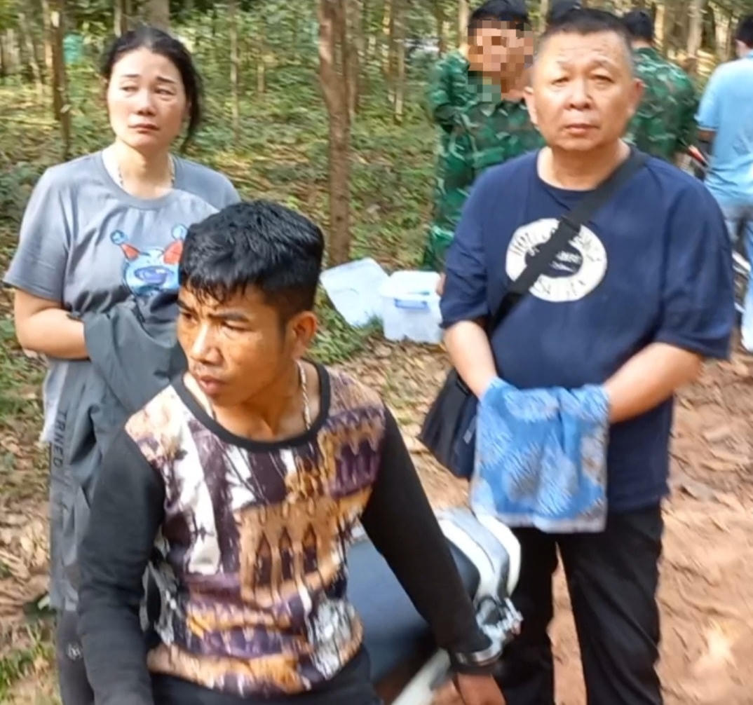 Các đối tượng bị bắt quả tang tại khu vực đường mòn, trong vườn trồng cây tràm của một hộ gia đình. Ảnh: BĐBP.