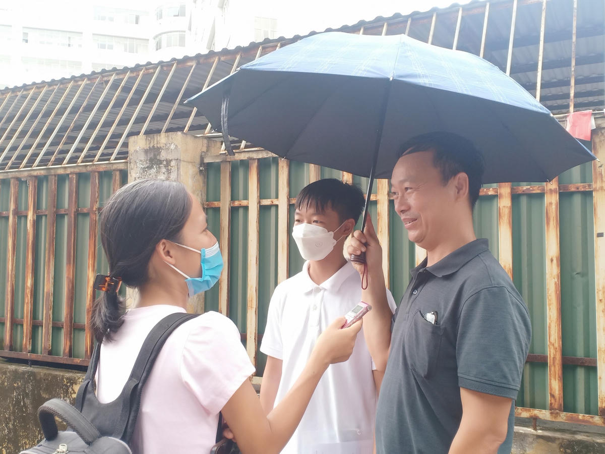 Hai cha con thí sinh Quang Huy chia sẻ với phóng viên báo Đại Đoàn Kết về kỳ thi.