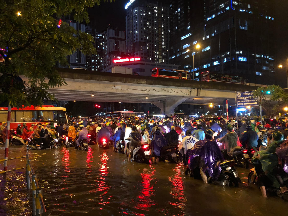 Cơn mưa đúng giờ tan tầm khiến phương tiện giao thông di chuyển hết sức khó khăn. Ảnh chụp tại ngã tư Phạm Hùng giao Tôn Thất Thuyết và Nguyễn Hoàng.