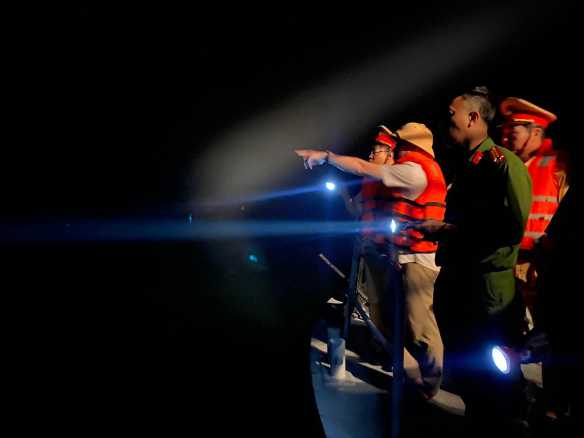 [Ảnh] Xuyên đêm tìm kiếm cứu hộ trực thăng gặp nạn trên biển