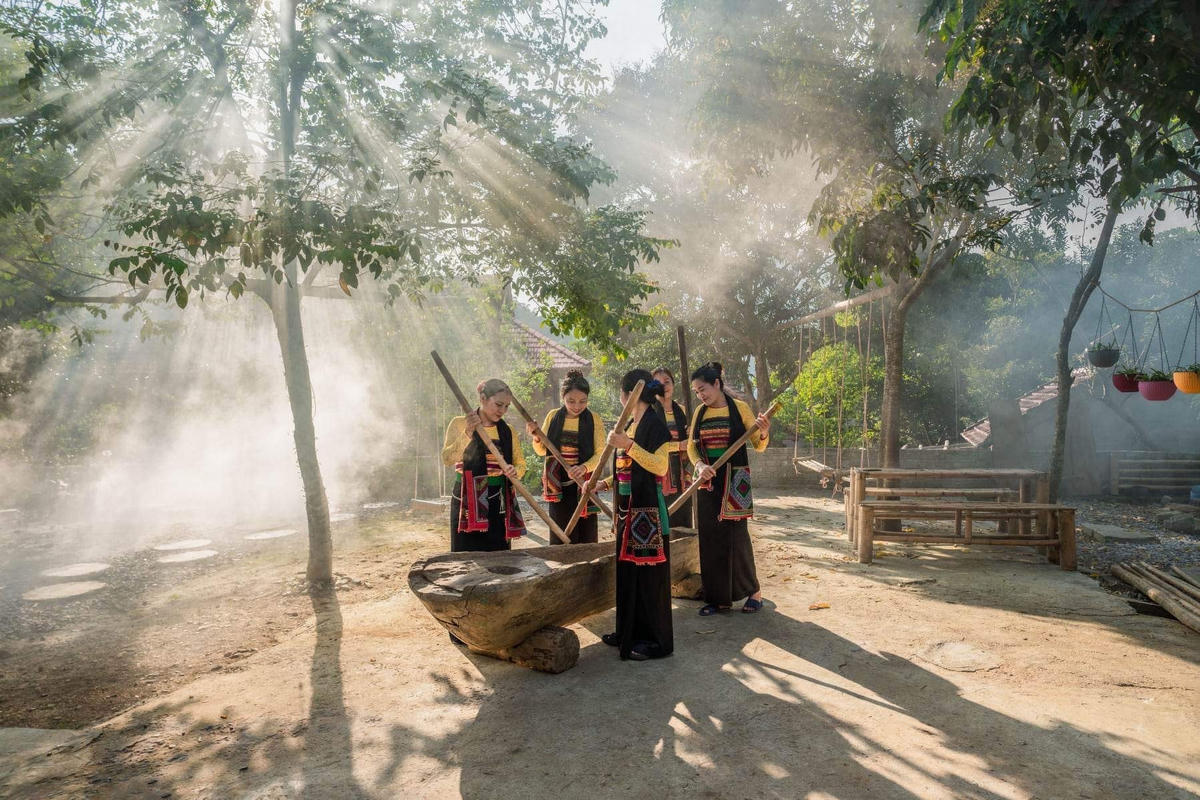 Người dân bản Hang xây dựng nông thôn mới gắn với giữ gìn phát huy bản sắc văn hóa dân tộc.
