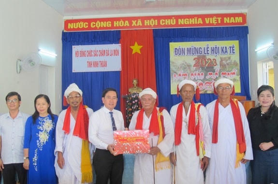 Ông Phạm Văn Hậu, Phó Bí thư Thường trực Tỉnh ủy, Chủ tịch HĐND tỉnh Ninh Thuận cùng đoàn công tác thăm Hội đồng chức sắc Chăm Bàlamôn tỉnh Ninh Thuận.