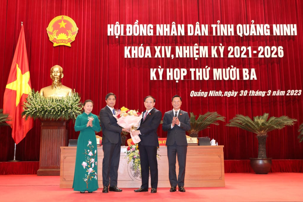 Ông Nguyễn Xuân Ký, Ủy viên Trung ương Đảng, Bí thư Tỉnh ủy, Chủ tịch HĐND tỉnh Quảng Ninh tặng hoa chúc mừng ông Vũ Văn Diện. Ảnh: QMG.