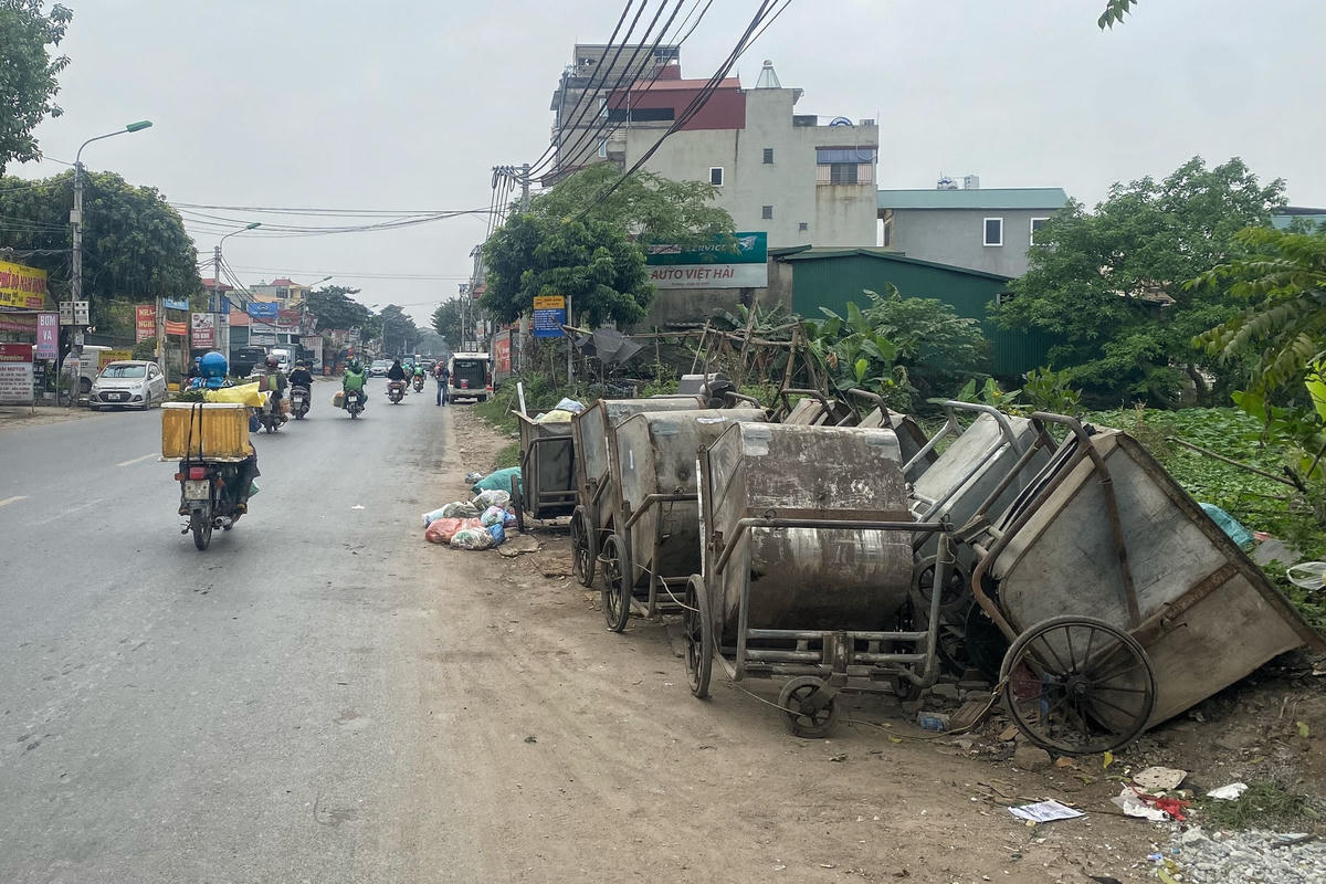 Bên cạnh đó, một số điểm chờ xe buýt đang bị các thùng rác đặt ngay cạnh bốc mùi hôi thối.