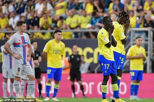 Cầu thủ hai đội nín thở cầu nguyện cho cổ động viên gặp nạn trên khán đài (ảnh: Getty)